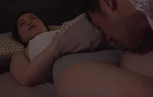 3 ngày người chồng đi công tác, vợ ở nhà nữa đêm bị bố chồng yêu mò vào phòng